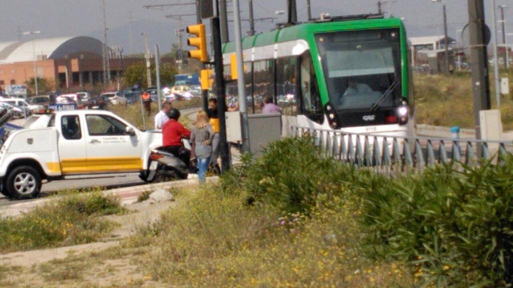 DiarioSUR's tweet photo. Ya van 3 accidentes de #metroMálaga en el mismo punto: el cruce del Clínico. Hacemos un repaso http://t.co/iEDAy5e8Mc http://t.co/JRMt1Wufoz
