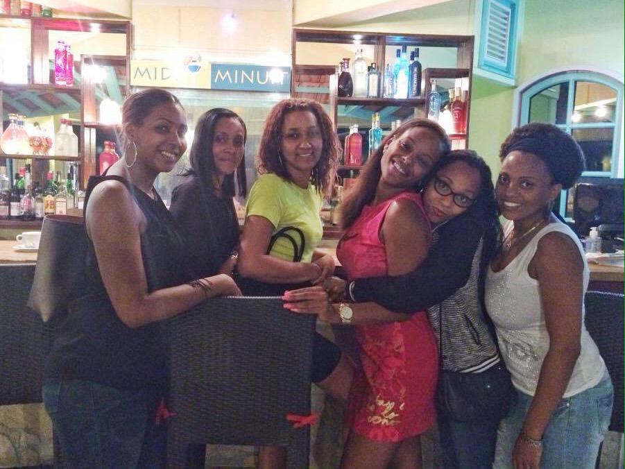 CindyQueenie's tweet photo. Avec mes "bitches" hier soir.. #BisouMesAmoureuses #Cousines (Cc Tatou, Tanit, Joa, @Karyminette &amp; @AischaBbx) http://t.co/6hSQOzBC2L