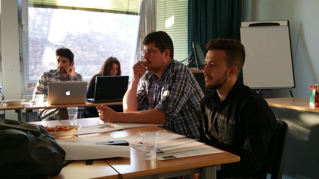 trabix's tweet photo. Deux animateurs, deux twittos, suivez #HRGeneva sur la marque employeur http://t.co/K5NZ2XmCo1