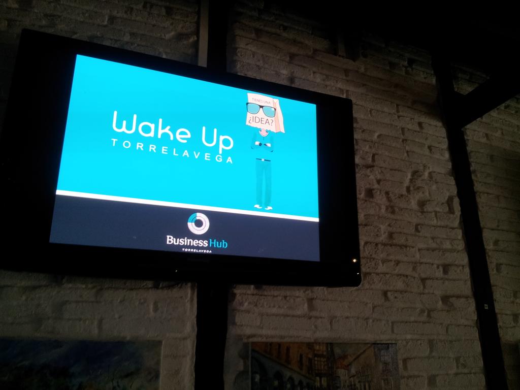 PiuComunicacion's tweet photo. Estamos preparando todo!!! #wakeupBHT #torrelavega @BusinessHUBTorr @icukohs 20:30 h bar New Century http://t.co/PjL9WuyX6K