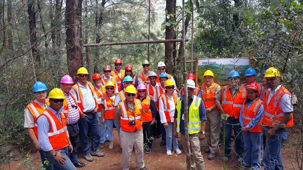 falcondord's tweet photo. Visitantes de #CAMIPE y #SODOGEO visitan zona reforestada por #Falcondo http://t.co/4LAuTQBCHT