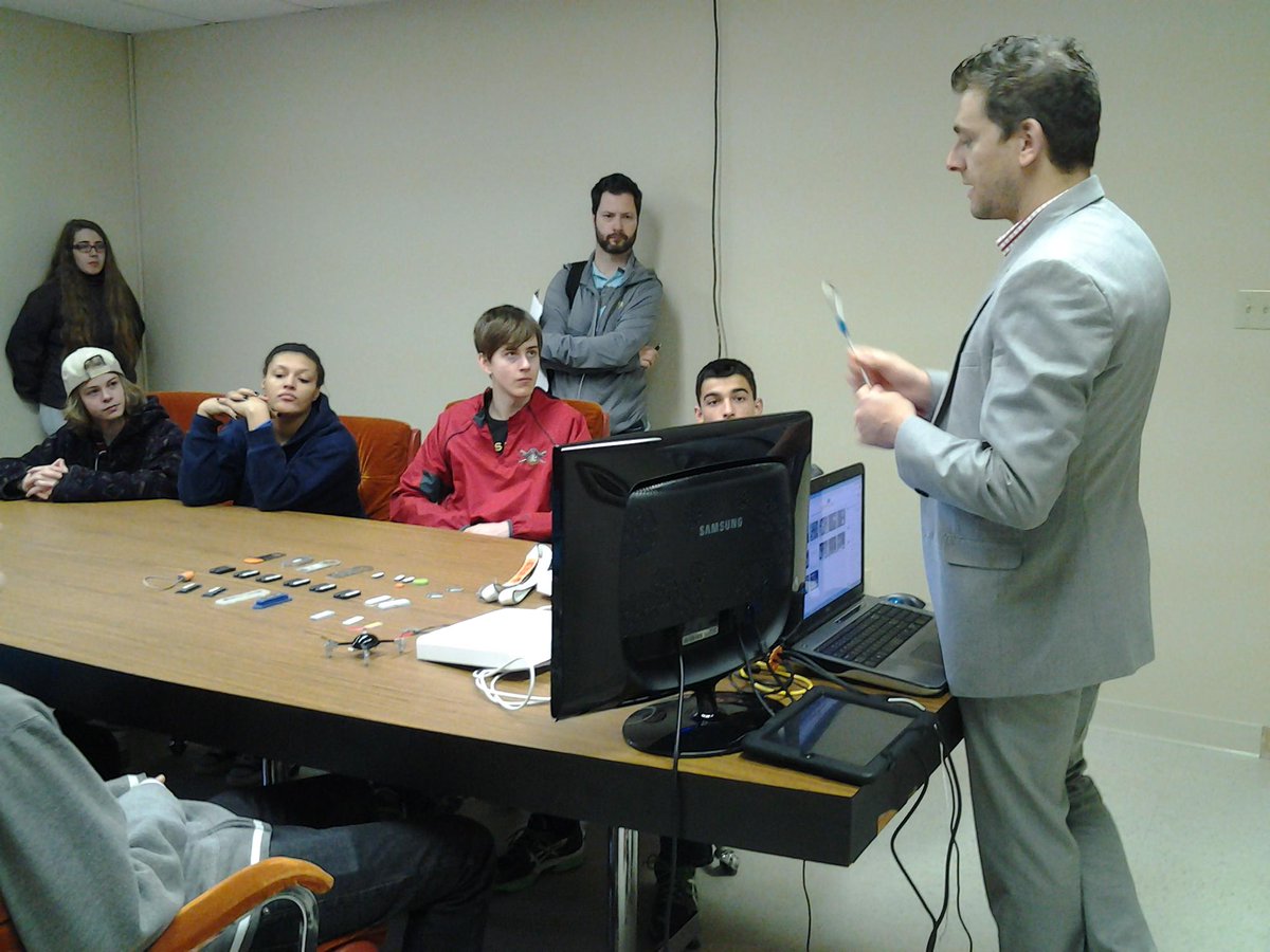 Dernière visite des élèves aujourd'hui dans le cadre de la Semaine Goût d'entreprendre: buff.ly/1Gb7li1