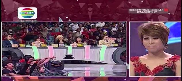 Indosiar's tweet photo. Namun @DA2_Evi masih bisa berjuang besok di babak Wild Card. Semangat Evi! #DAcademy2 http://t.co/ZUjXSCPXei