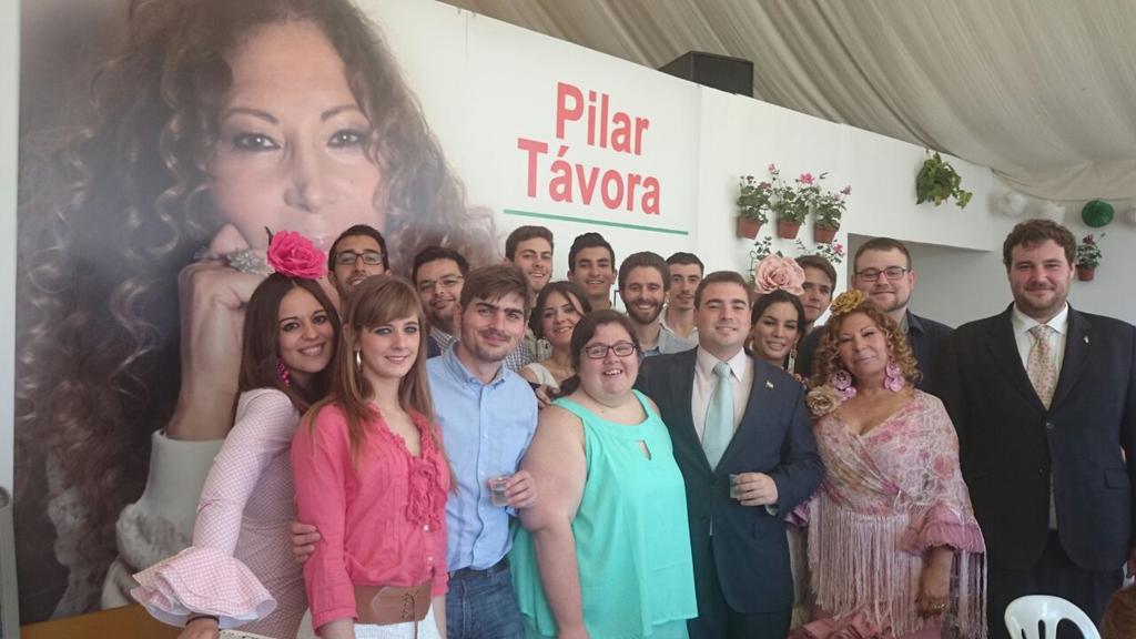 Juventudes @Andalucistas de #Sevillahoy con su alcaldesa @PilarTavora <a href="/TavoraPA2015/">PA Sevilla</a> en la #FeriadeAbril #TdSFeria