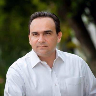SIPSENOTICIAS's tweet photo. @NerioTorresA asegura que resolverá el problema del transporte público en Mérida. http://t.co/2Wax7snDy4