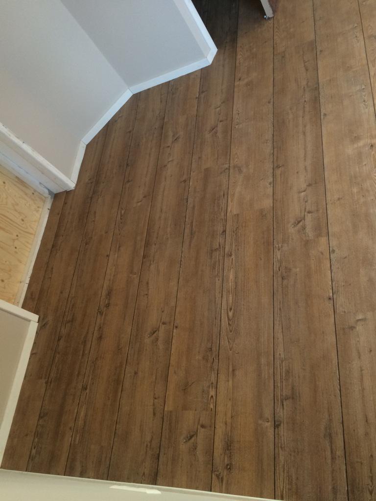 vinkestoffering's tweet photo. Mooie mflor pvc-Vloer gelegd. Met als extra de zwarte voegstrippen tussen de planken. http://t.co/f643d0IBZz