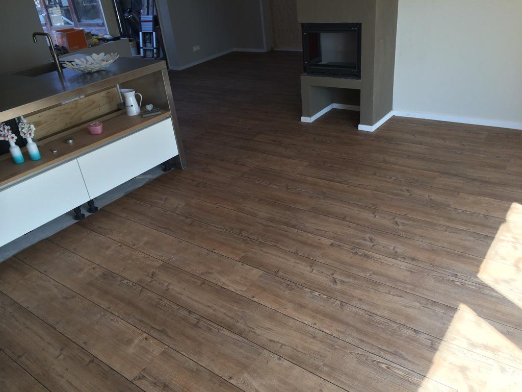 vinkestoffering's tweet photo. Mooie mflor pvc-Vloer gelegd. Met als extra de zwarte voegstrippen tussen de planken. http://t.co/f643d0IBZz