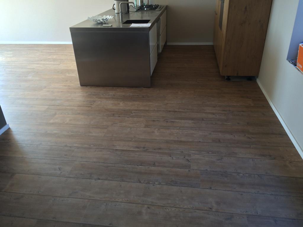 vinkestoffering's tweet photo. Mooie mflor pvc-Vloer gelegd. Met als extra de zwarte voegstrippen tussen de planken. http://t.co/f643d0IBZz