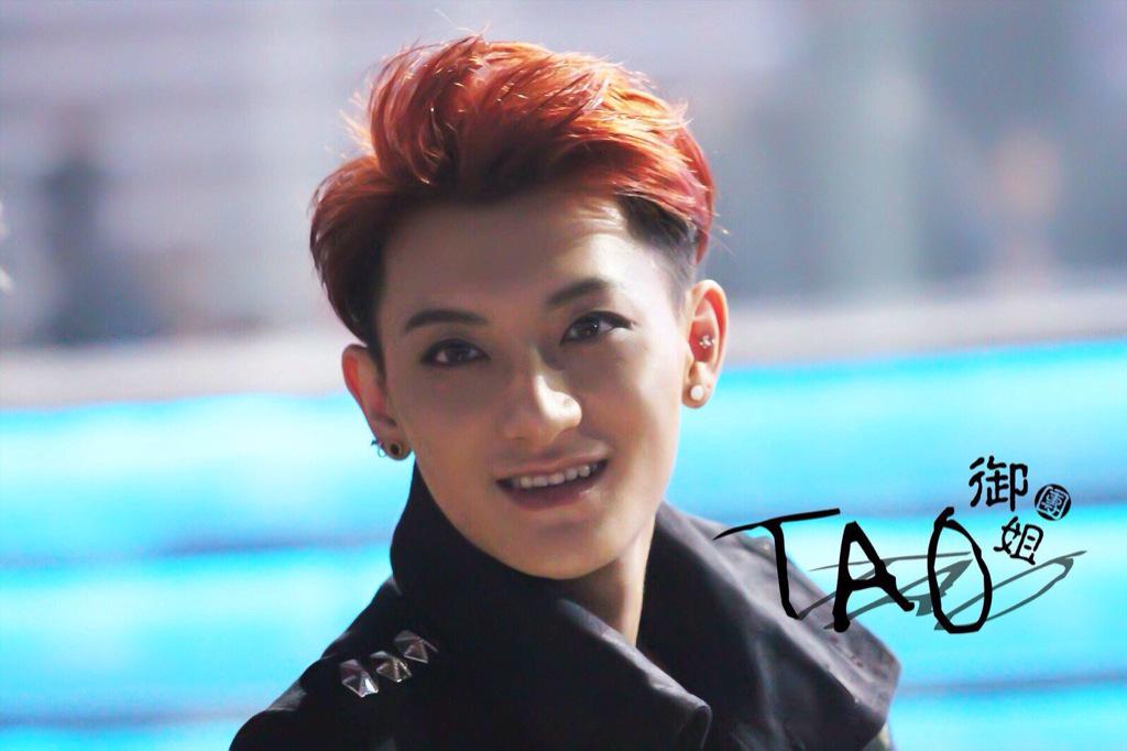 ZTAOMEMO's tweet photo. ฉันนั่งอยู่บนแสตน ตะโกนเรียกชื่อคุณ เห็นคุณหันไปรอบๆแล้วก็หัวเราะ ในขณะเดียวกันฉันเห็นน้ำตาด้วยเช่นกัน.. #TAO #HLTAO http://t.co/7km3EWkpjM