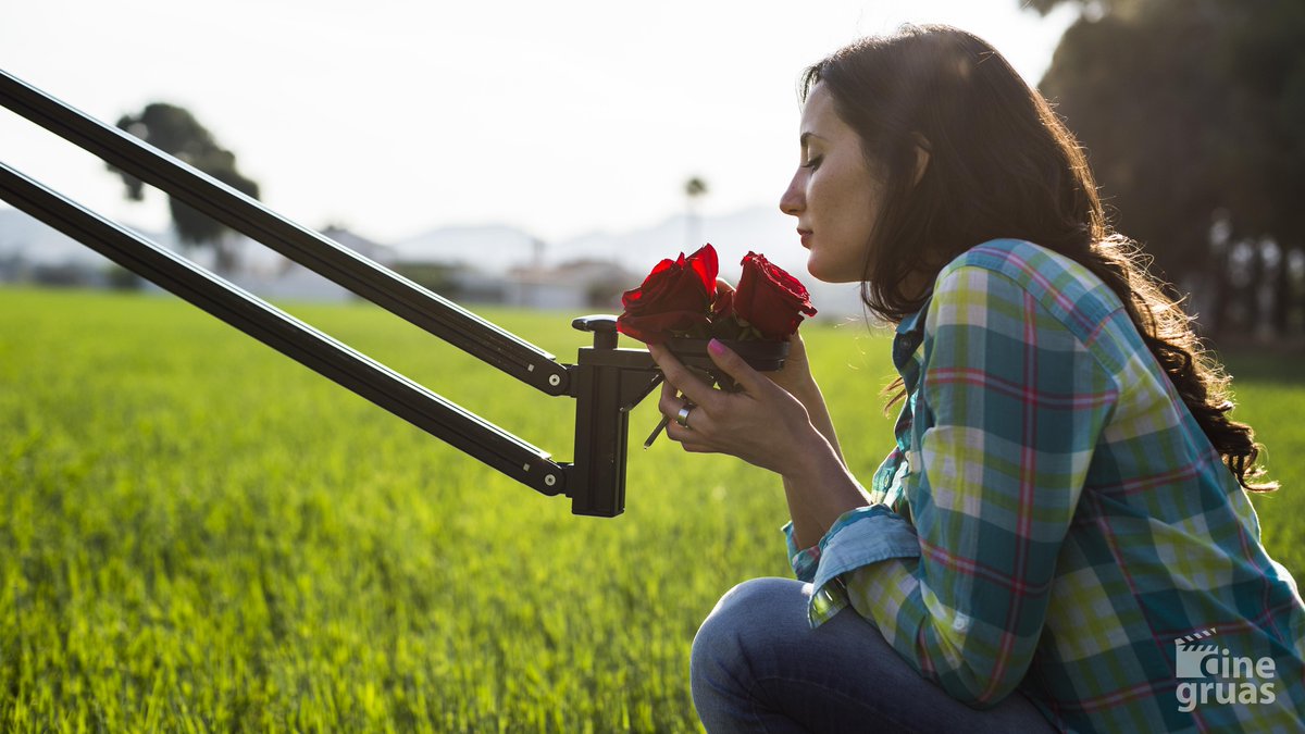 CineGruas's tweet photo. Hoy es día de rosas y libros! #SantJordi #cinegruas http://t.co/M63HQXb5gQ