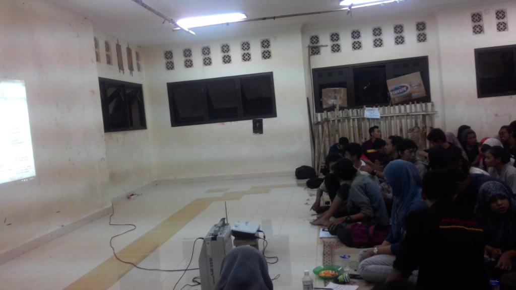 Tetap semangat berdiskusi meskipun sedang hujan diluar.