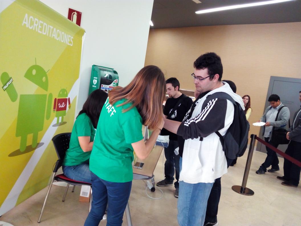 droidconES's tweet photo. Y ahora si!! Arrancamos #DroidconMad15 con la puesta de pulseras!!! http://t.co/KWG3ZikvLO