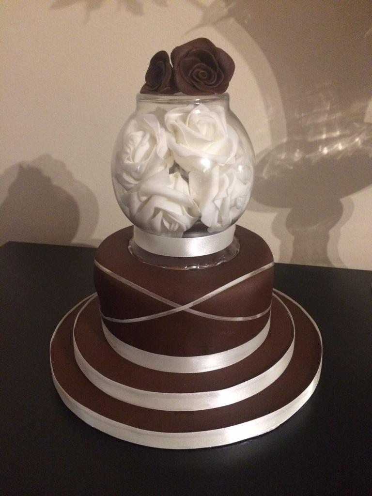 CupcakesViolets's tweet photo. 6 inch Vanilla sponge With artificial flowers in a snow globe type case as a topper. For my mums Birthday xxx http://t.co/7UOEYb3O5s