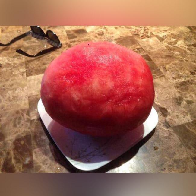 yisucrist's tweet photo. una sandía pelada, ya lo has visto todo en esta puta bida http://t.co/4BYi8moNNZ