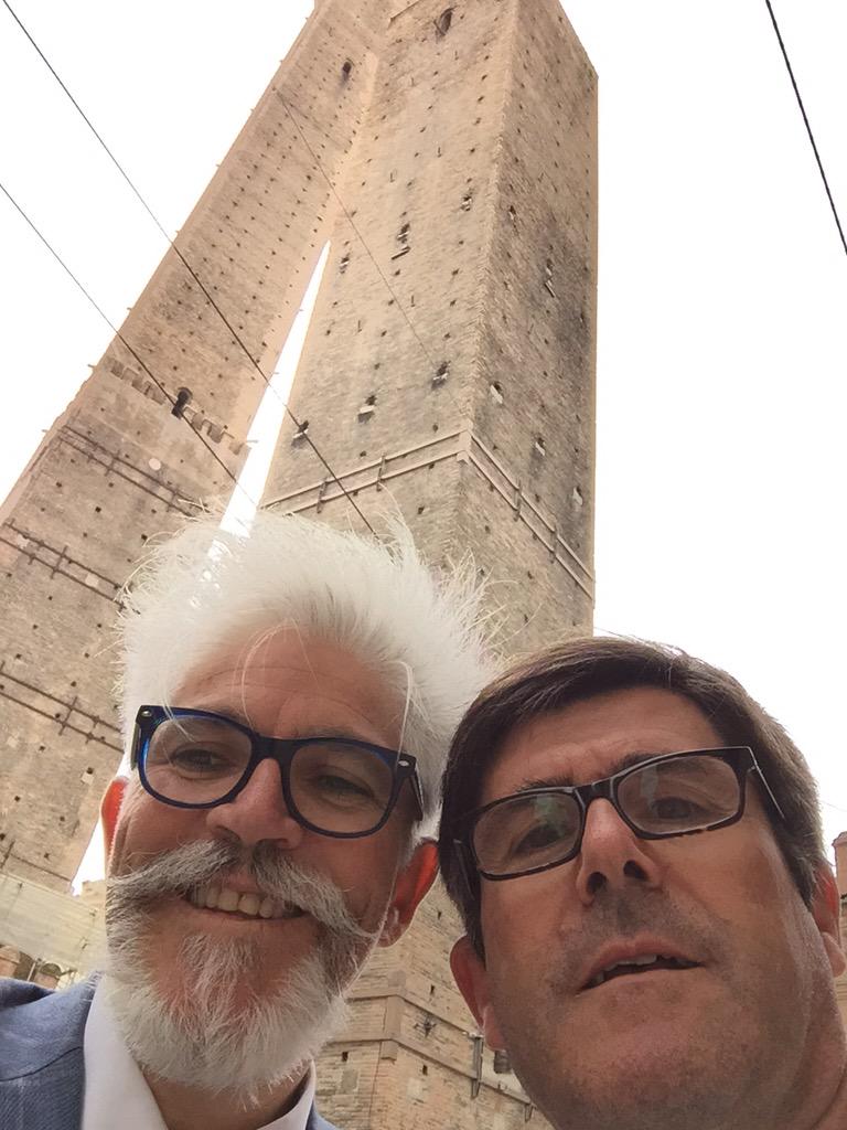 CityTour13C's tweet photo. Seguimos grabando. Ahora en Bologna con Le Due Torri de fondo. http://t.co/QDW4hSkDy4