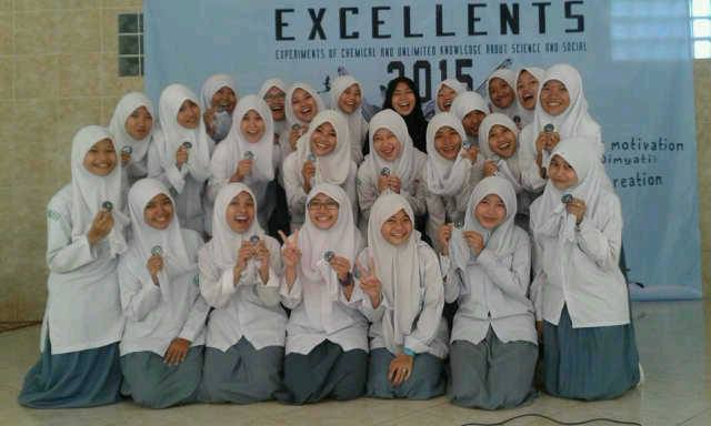 auliachoniss's tweet photo. Experiments of chemical and unlimited knowledge about social and science 2015 "EXCELLENTS" #10MIA 😊👍👌 http://t.co/5oEy6sLiY5