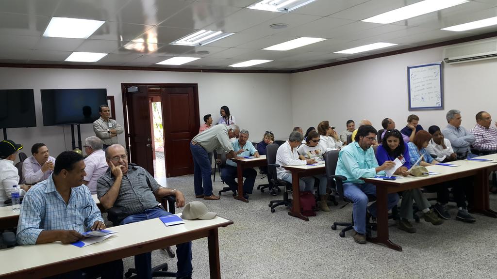 falcondord's tweet photo. Todo listo para dar inicio a nuestra presentación institucional al equipo de #CAMIPE y #SODOGEO. http://t.co/HdP9hO8bBL