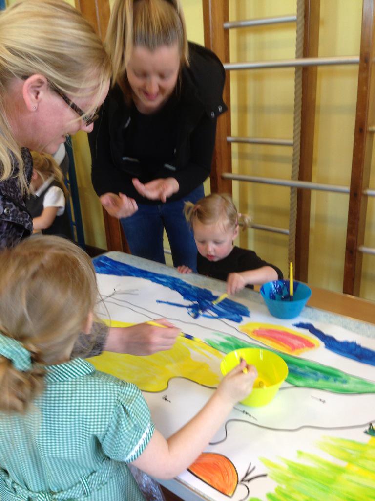 revlesleyjones's tweet photo. Enjoying #MessyChurch in @BapTongeCEP #StillEaster
#Emmaus #Walking with #Jesus
@BapchildChurch http://t.co/YvMZIc6qKJ