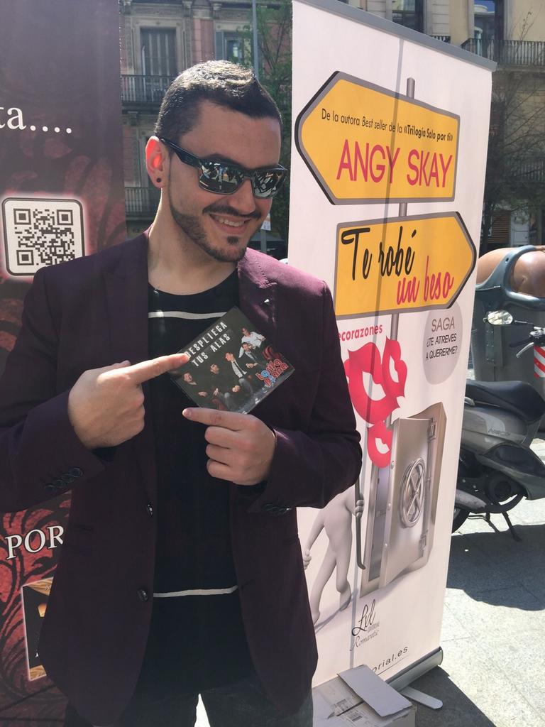 tarifaplanaCFES's tweet photo. Gran profesional @JuanmaRomero_ 
De alguna forma estamos presentes en #ElDiadelLibro @locasxlalectura @angyskay 😘😄 http://t.co/kTQvQEg0vY