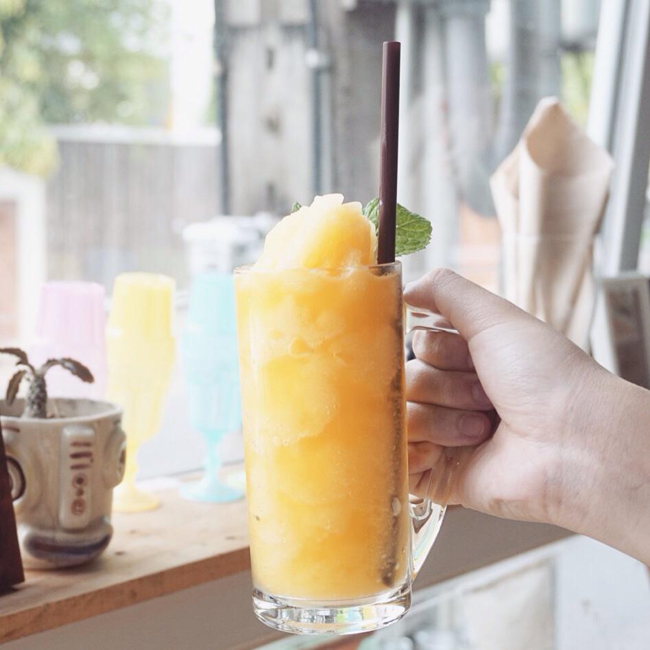 puddingsp's tweet photo. Porcupine Café อารีย์ซอย3 ไปง่าย ขนมไม่แพงมาก รสชาติโอเค ร้านน่ารัก น่าถ่ายรูป มีwifi นั่งทำงานชิวๆได้ #อร่อยไปเเดก http://t.co/6MSCU65gyz