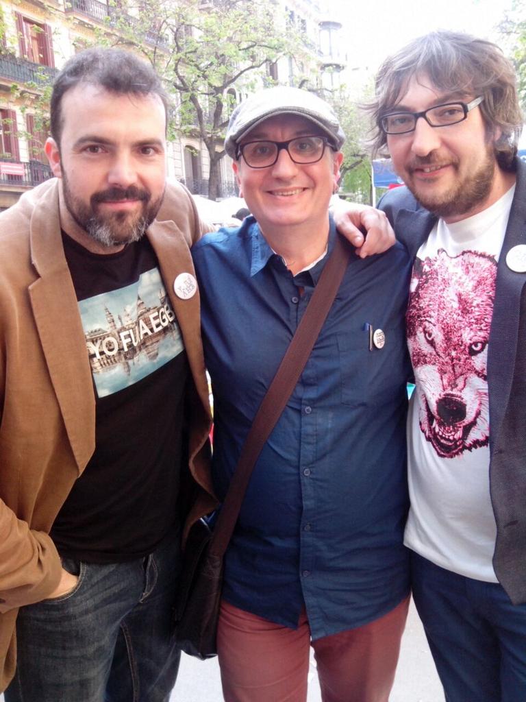 yelqtls's tweet photo. Con los amigos de @YofuiaEGB (menudos cracks) Mis toca firmar codo con codo en Rambla Catalunya de 17 a 18h http://t.co/hR91EeJUdj