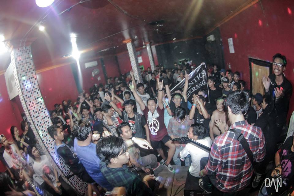 #xtremeinfo Foto-foto terbaru dari Divide saat tampil di Kedai 9 Tangerang facebook.com/media/set/?set…
