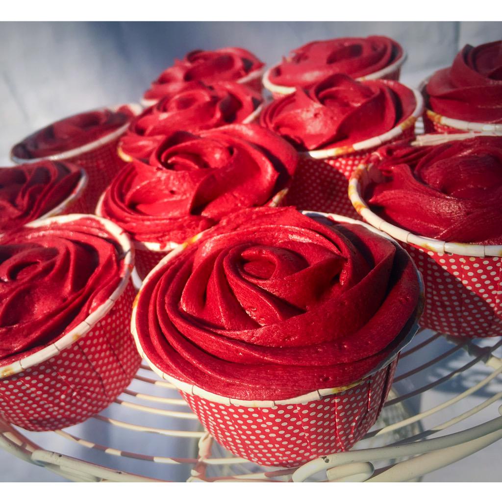 BecksBake's tweet photo. Chocolate cupcakes with a red velvet buttercream (English) rose #StGeorgesDay http://t.co/QzvZvYndxz