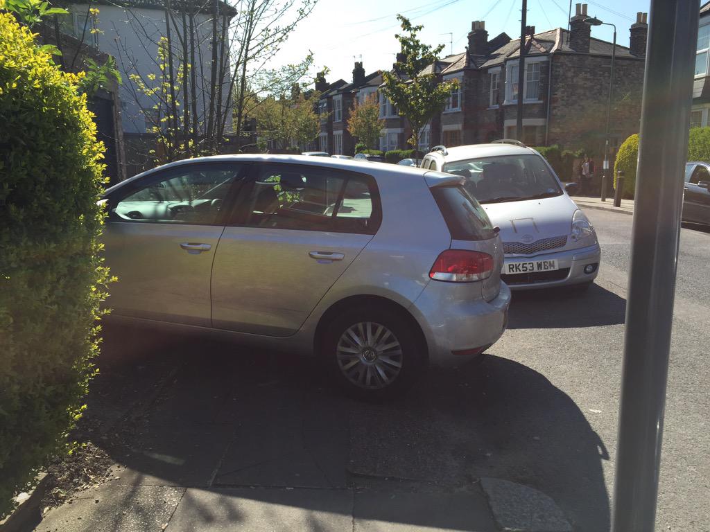 Marvinsmagic's tweet photo. @ArjunMittra anything you can do about this?! Very hard for pushchairs and wheelchair users on Leslie road. http://t.co/K2QNSM3TzD