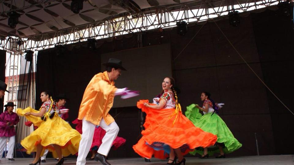 BalletCuauhtli's tweet photo. #GraciasAMiFamilia descubrí mi amor por el baile y mis tradiciones. http://t.co/ItkDBoDtMc