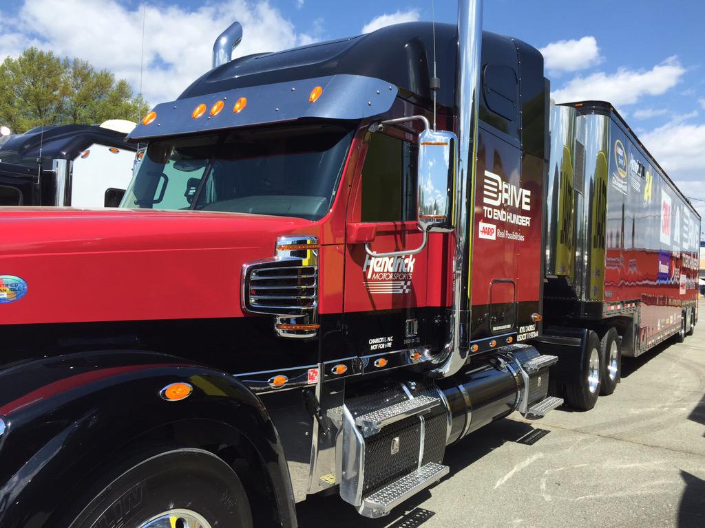 hedler73's tweet photo. Team24 waiting to park @RIRInsider http://t.co/zWqQrmoTZ5