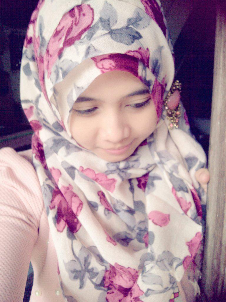 vionaletta's tweet photo. Terkadang aku takut disetiap tawa ku,akan terganti dengan tangisan😟 http://t.co/qjJchPElqN