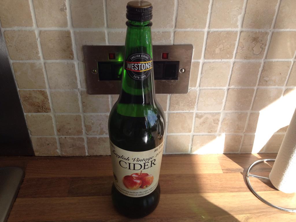 jimber01's tweet photo. @HueySilverFox 750ml £1.49 Aldi get in!!! http://t.co/j9IFLhB8Hx