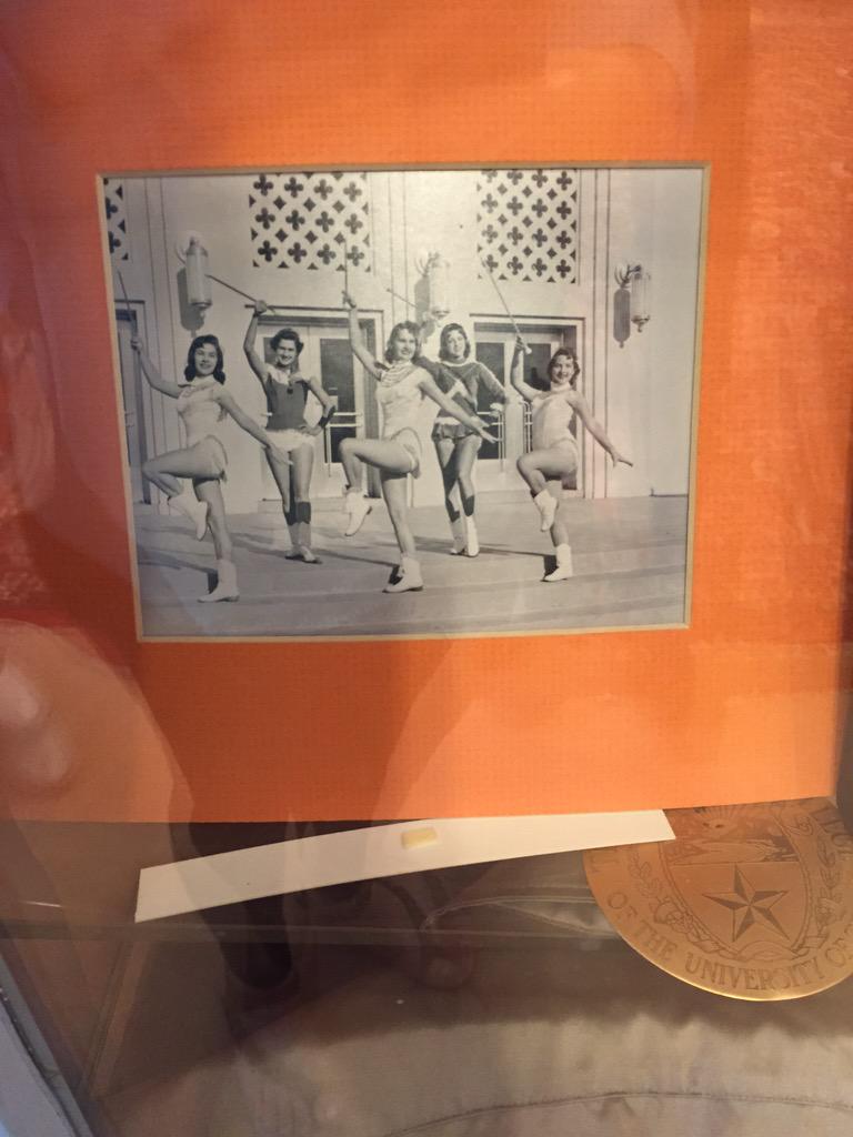 svpantoja's tweet photo. I find it so amazing how they used to dress as cheerleaders instead of Pompoms they use these sticks #UNIV1301 #Utep http://t.co/WAqilsyT1h