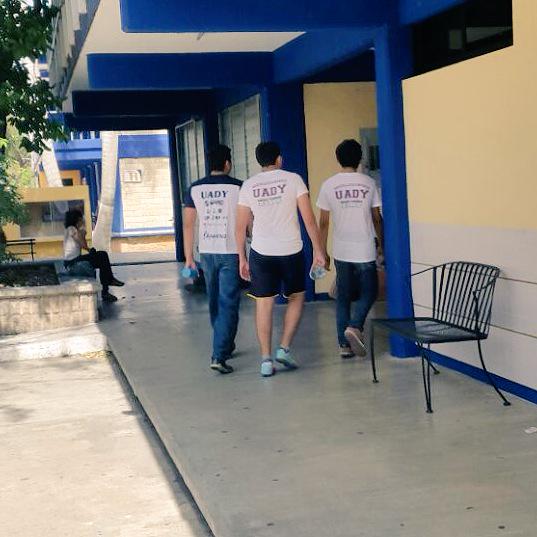 JulianCahero's tweet photo. No es la forma de convencer a los estudiantes UADY, se merecen propuestas, ser escuchados, y no una simple camisa. http://t.co/r9JAOtj603