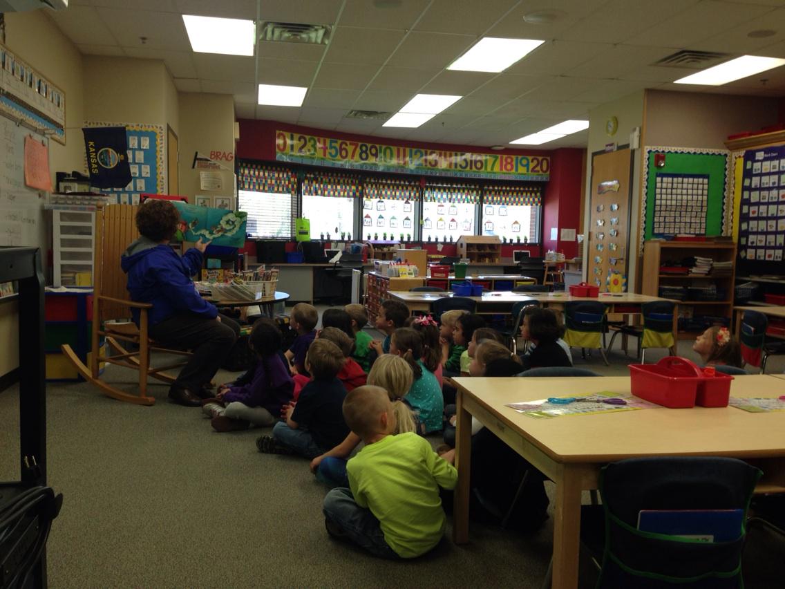 Primary_Dots's tweet photo. Learning about our newest #SuperHero #MichaelRecycle #EarthDay #GreenWeek @MacPride @usd207 http://t.co/aMylouN3Ne