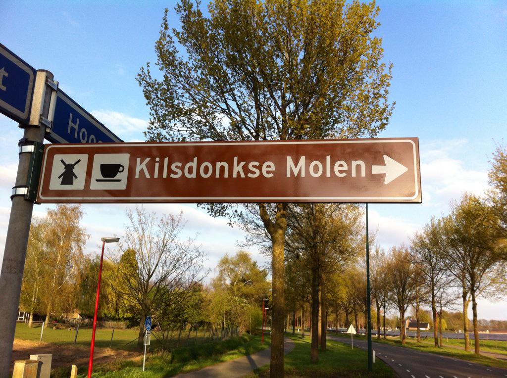 kilsdonkse's tweet photo. Nieuwe bewegwijzering op Beugt. De #kilsdonkse molen nu goed te vinden. http://t.co/42dlSnFp6t