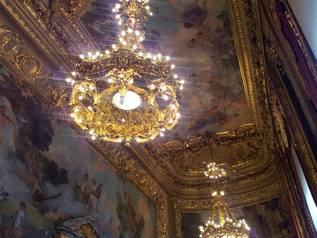 mcdfrago's tweet photo. Évocation des origines de l' @Opera_Comique avec les acteurs italiens de la foire St Laurent #Paris #foyer #smv188 http://t.co/FW2QTfkOwP