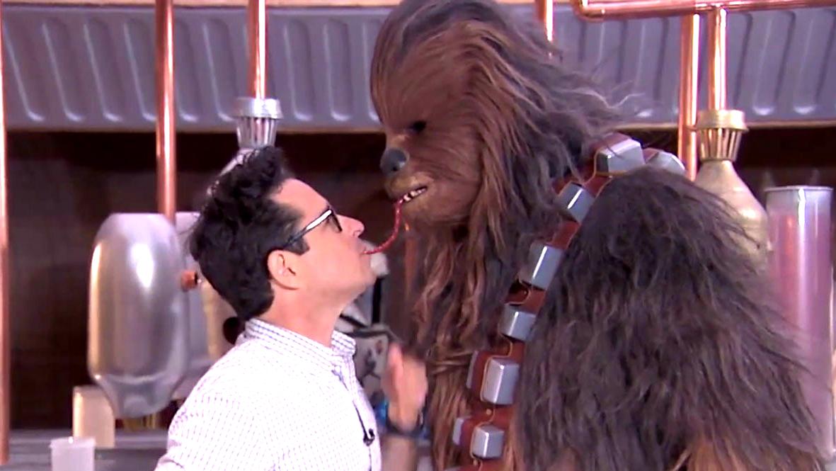 allocine's tweet photo. #JJAbrams et #Chewbacca : l'incroyable baiser façon Belle et le Clochard ! http://t.co/rfaJj0BOn9 http://t.co/CsysOVAe5y