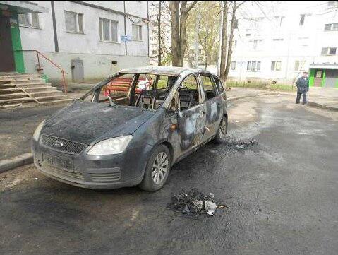 promskladi's tweet photo. Сегодня ночью спалили автомобиль волонтера. Жгут в нашем городе регулярно увы((. http://t.co/pHlNsnvvrm