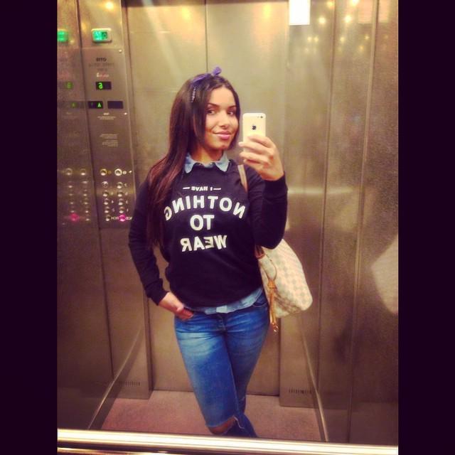 Tupac_music's tweet photo. โช๏ธ๐นB A N D A N A ๐นโช๏ธ#countrygirl #elevatorpic #classic #selfie #iknowucare #blabla #ootd #denim #lv #2pac #style #iโฆ http://t.co/oQRe8c5wDg