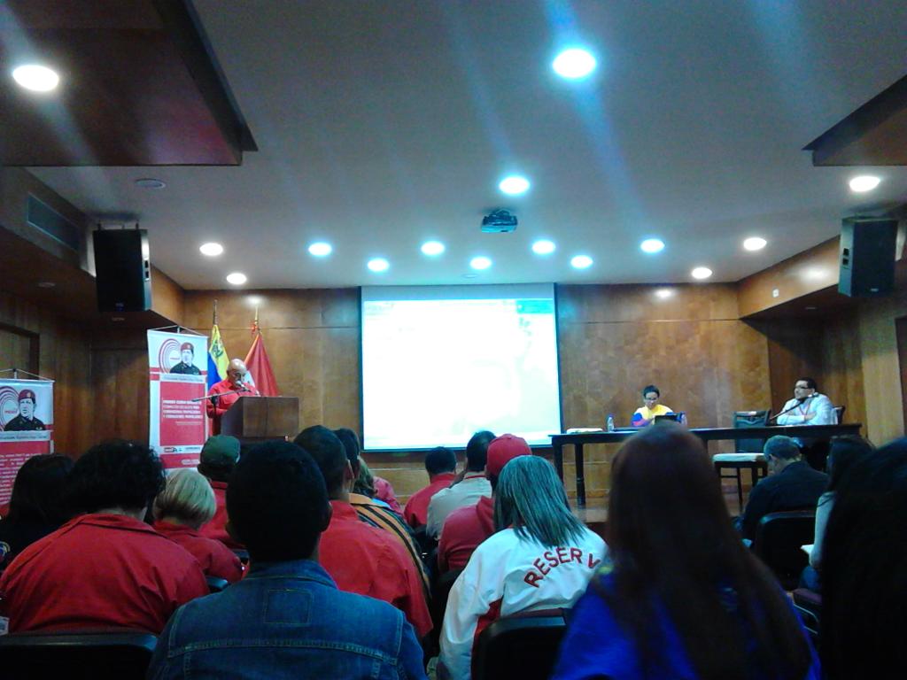 Alex1PSUV's tweet photo. Seguimos en formación de la escuela del PSUV en San Antonio de los altos @JesusFariaPSUV @dcabellor @AJMPorMonagas http://t.co/ORw8wEjCBA