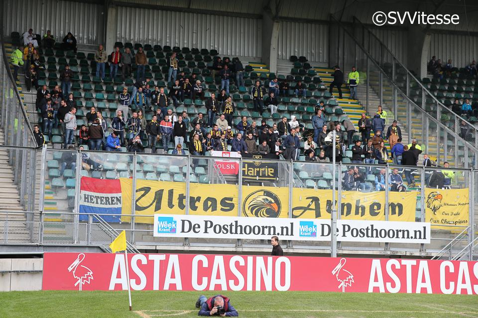 SVVitesse's tweet photo. Er zijn vrijdag in Den Haag een kleine 400 #Vitesse-supporters aanwezig. Met z'n allen op naar 3 punten! #adovit http://t.co/qN5NcTd1ve