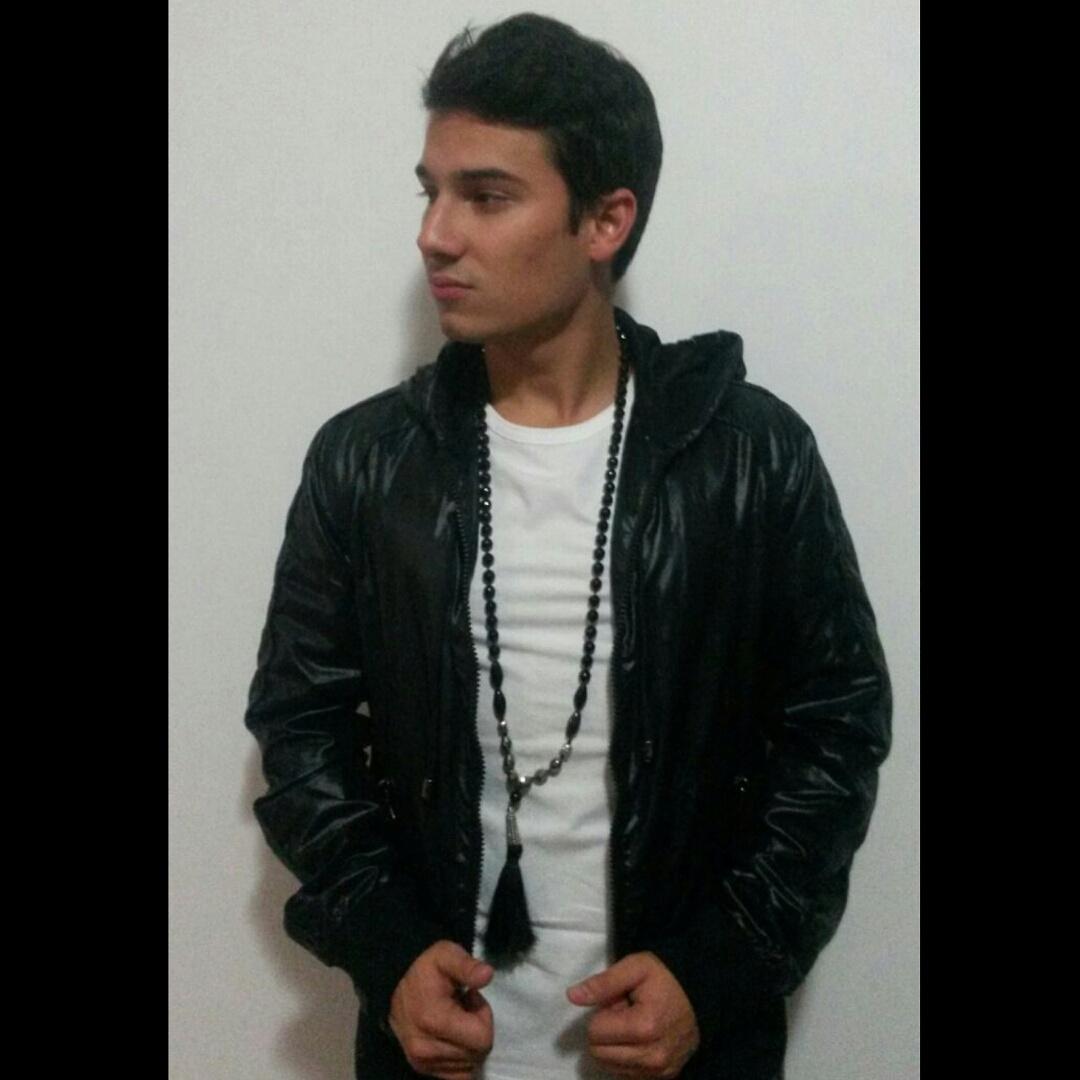 PipeBueno's tweet photo. Solo... y sin almorzar... alguien con ganas de acompañarme ???? http://t.co/fLe1sqTcXt