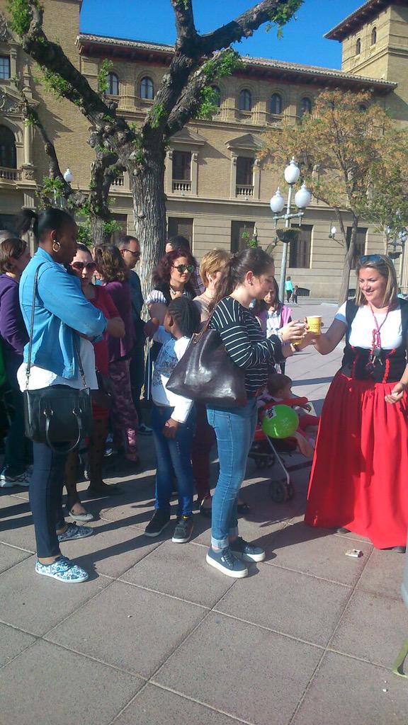 Manuel_eboca's tweet photo. La vaquera mas guapa @lauriboobyy invitando a #Cafe con buena #Leche de @EbocaVending en la Plaza de Navarra #Huesca http://t.co/VWtPNgKQjr