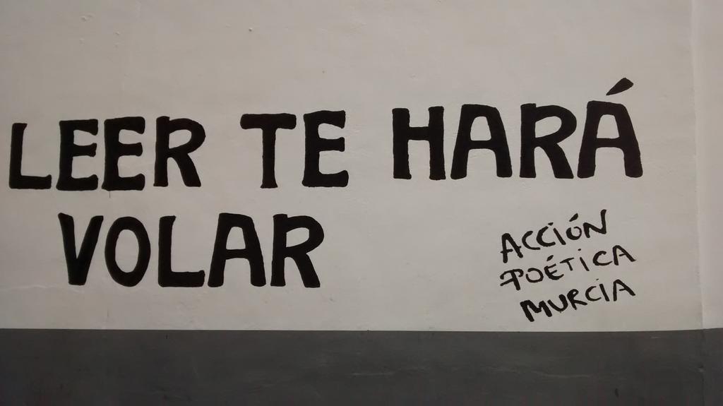 ColegioHerma's tweet photo. Pintada de @ACPMURCIA en el #DiadelLibro en nuestro patio. Así ha quedado http://t.co/vAKyyFlzHR