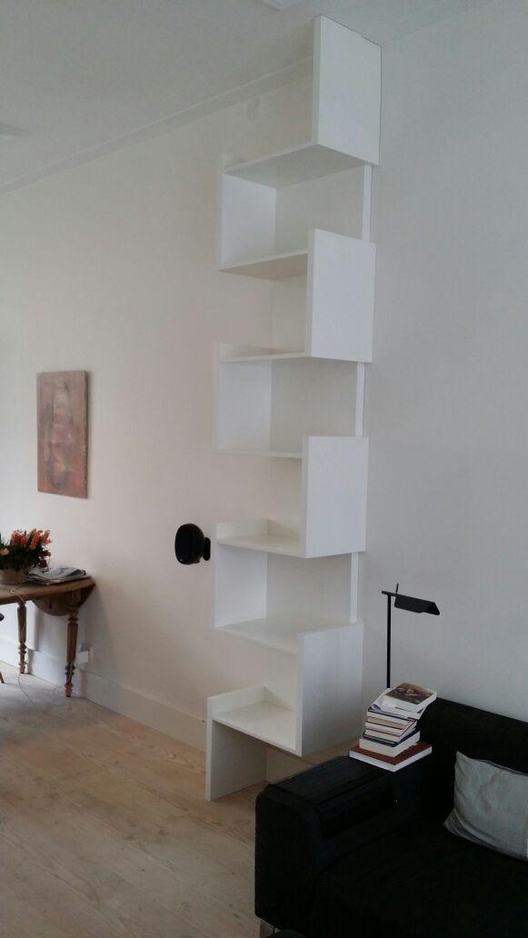 kneplus's tweet image. Vandaag een strakke spuitwerk boekenkast geplaatst. Leuk ontwerp @klaasontwerpen #maatwerk #meubel