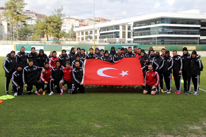 Takımımızdan antrenman öncesi, 23 Nisan Ulusal Egemenlik ve Çocuk Bayramı kutlaması. #KardemirKarabükspor