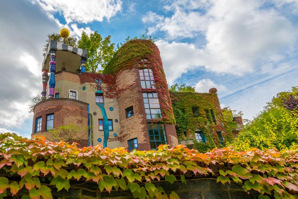lovethesepics's tweet photo. Unconventional Dr Seuss-like #Architecture of Hundertwasser [41 PICS] http://t.co/2nlszlXZAV #photography http://t.co/78kd5DaF14