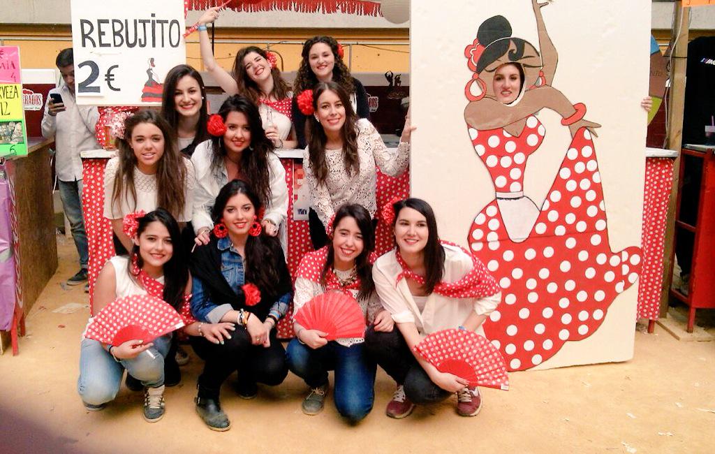 URTrabajoSocial's tweet photo. ¡Échate un baile con nuestras trabajadoras sociales 💃💃 y hazte una 📷 en nuestro photocall! @PeritosBarras http://t.co/70xbf1O2Ye