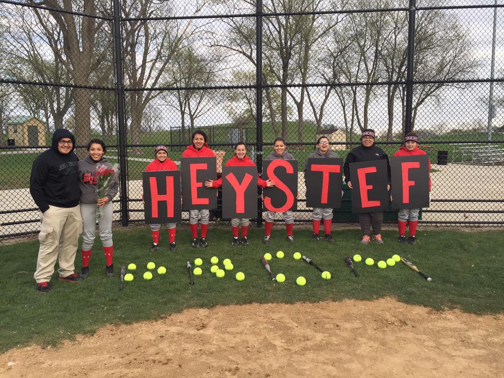 CoolCatCarly21's tweet photo. Softball promposal!! @EAProm #supportsteph @pradoo18 http://t.co/RcOhD8uP38